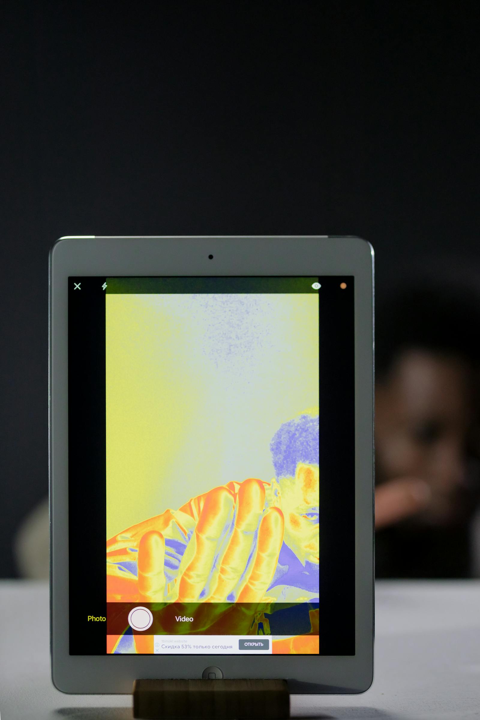 Tablet zeigt eine Thermografie-Aufnahme zur Analyse von Wärmeverlusten am Gebäude