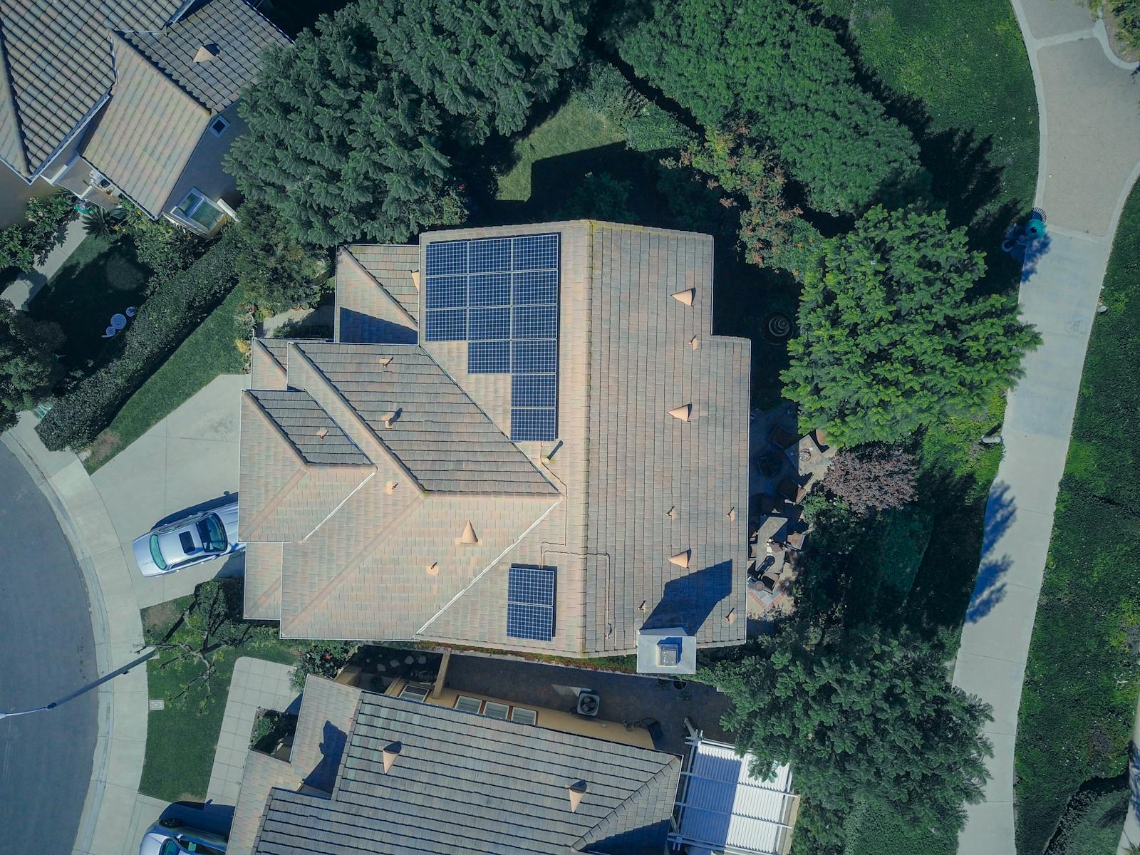 Photovoltaik-Module auf einem modernen Hausdach im Sonnenlicht