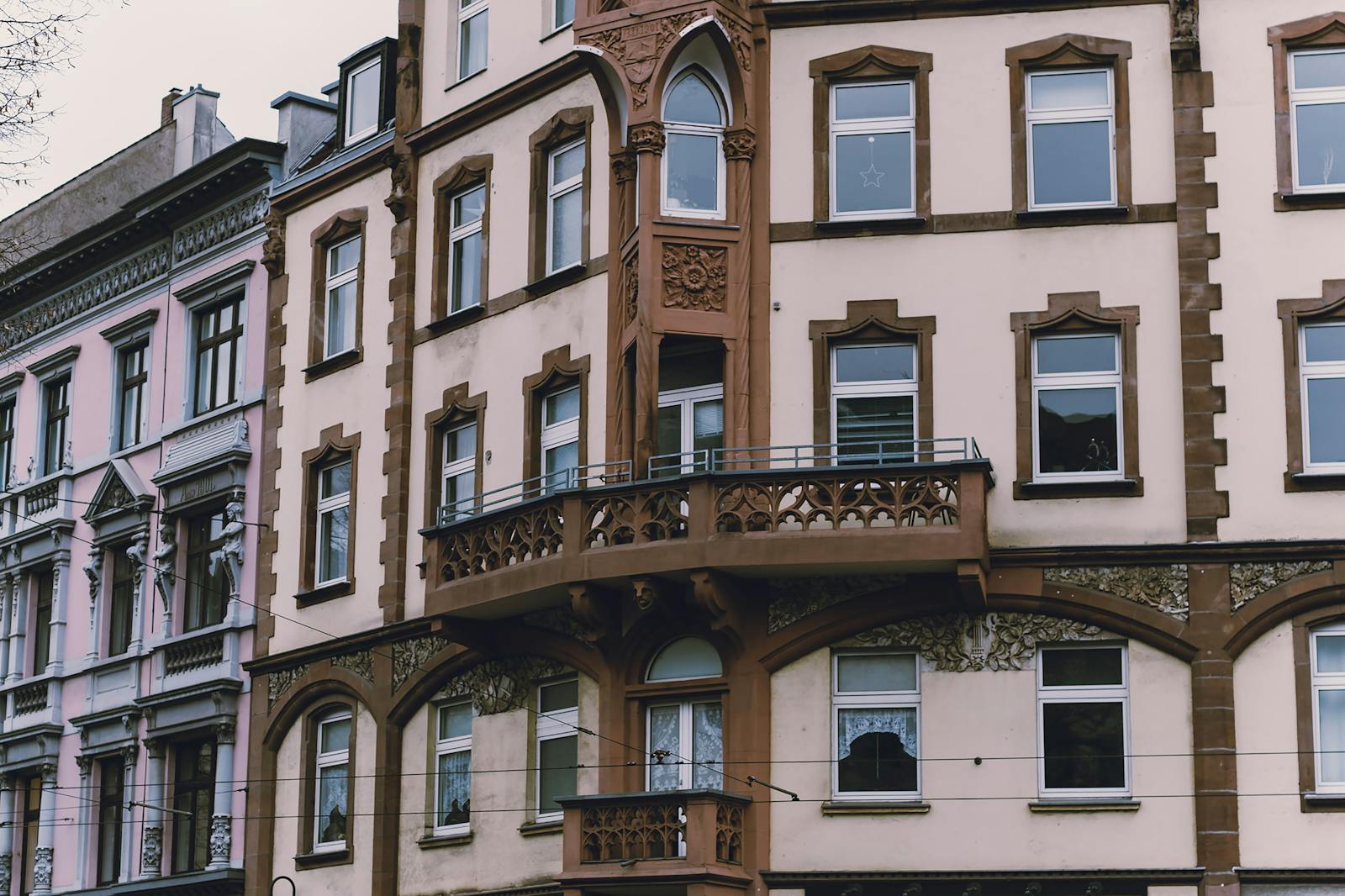 Klassischer Altbau mit reich verzierter Gründerzeit-Fassade, Erker und Balkonen